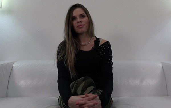 Симпатичная и раскрепощенная девка дала кончить внутрь на кастинге