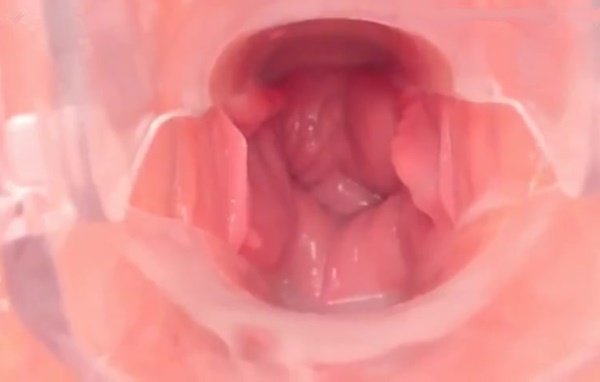 Демонстрирует внутренность вагины вагинальным расшерителем после мастурбации