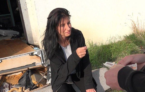 Соблазнил симпатичную цыганку деньгами и пошел трахать в барак