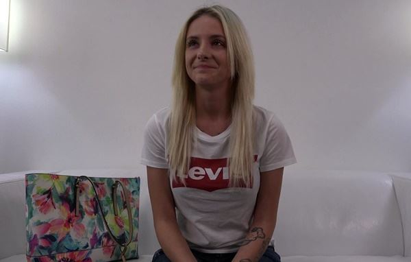 Заебалась ишачить на заводе и решила что красота может зарабатывать в порно