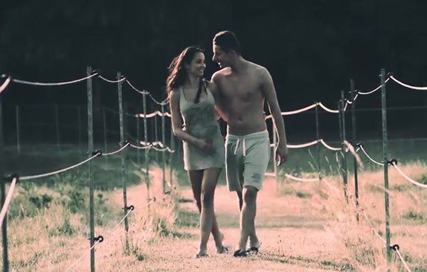 Нежный секс влюбленной пары на отдыхе. Красивое видео