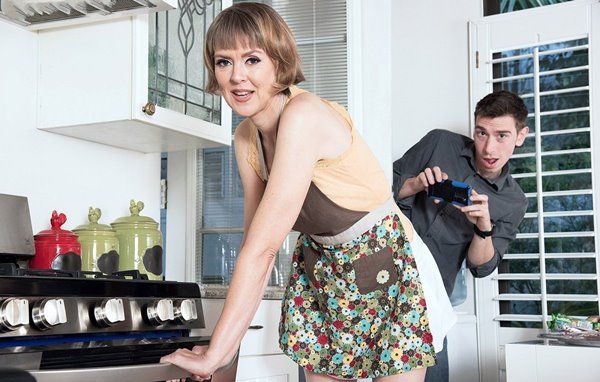 Пацан подглядывал и фоткал зрелую соседку и попался. Пришлось лизать старую пизду