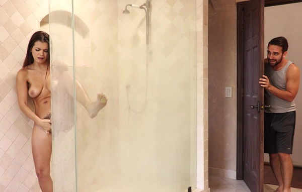 Сводный братец услышал как сестренка мастурбирует и подглядывал пока не спалился