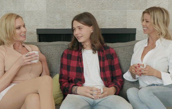 Малец пошел знакомится с соседками и пришел в нужное время ;)