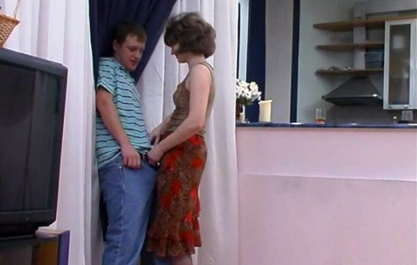 Молодой пацан оказался на хате у возбужденной зрелой мамки